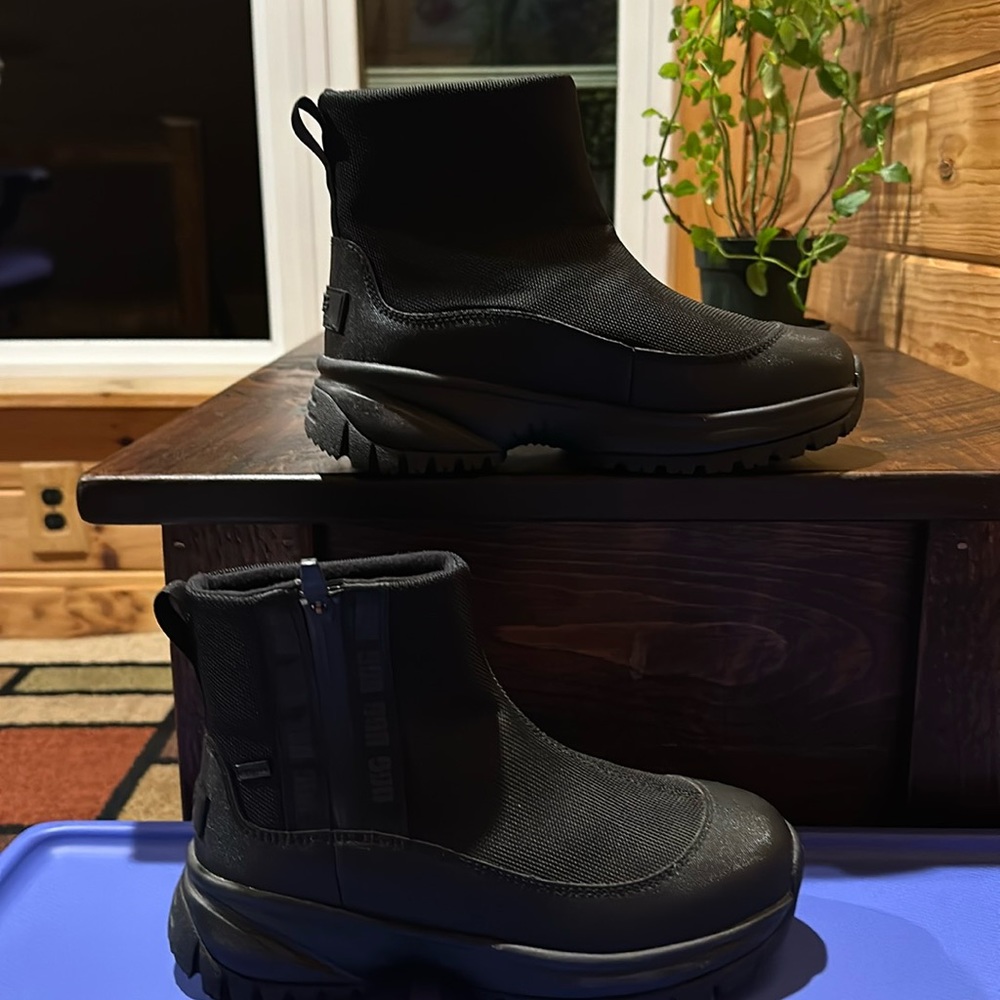 Ugg size 6.5 brand NWT YOSE ZIP BOOT black